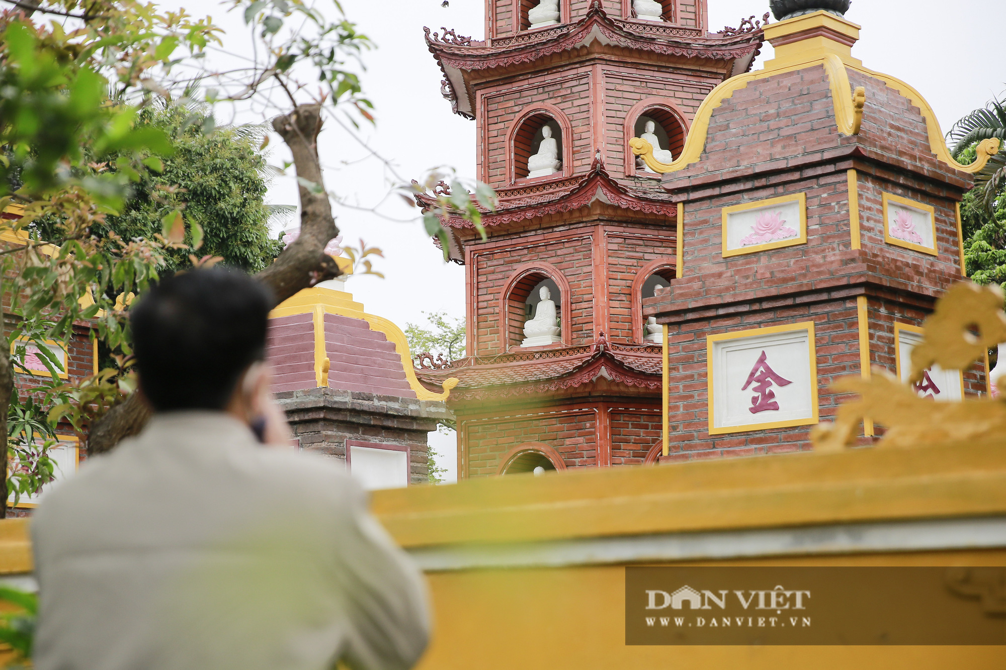 Công an gác cổng, người dân lập bàn vái vọng trước đền chùa ngày Rằm tháng Giêng - Ảnh 12.