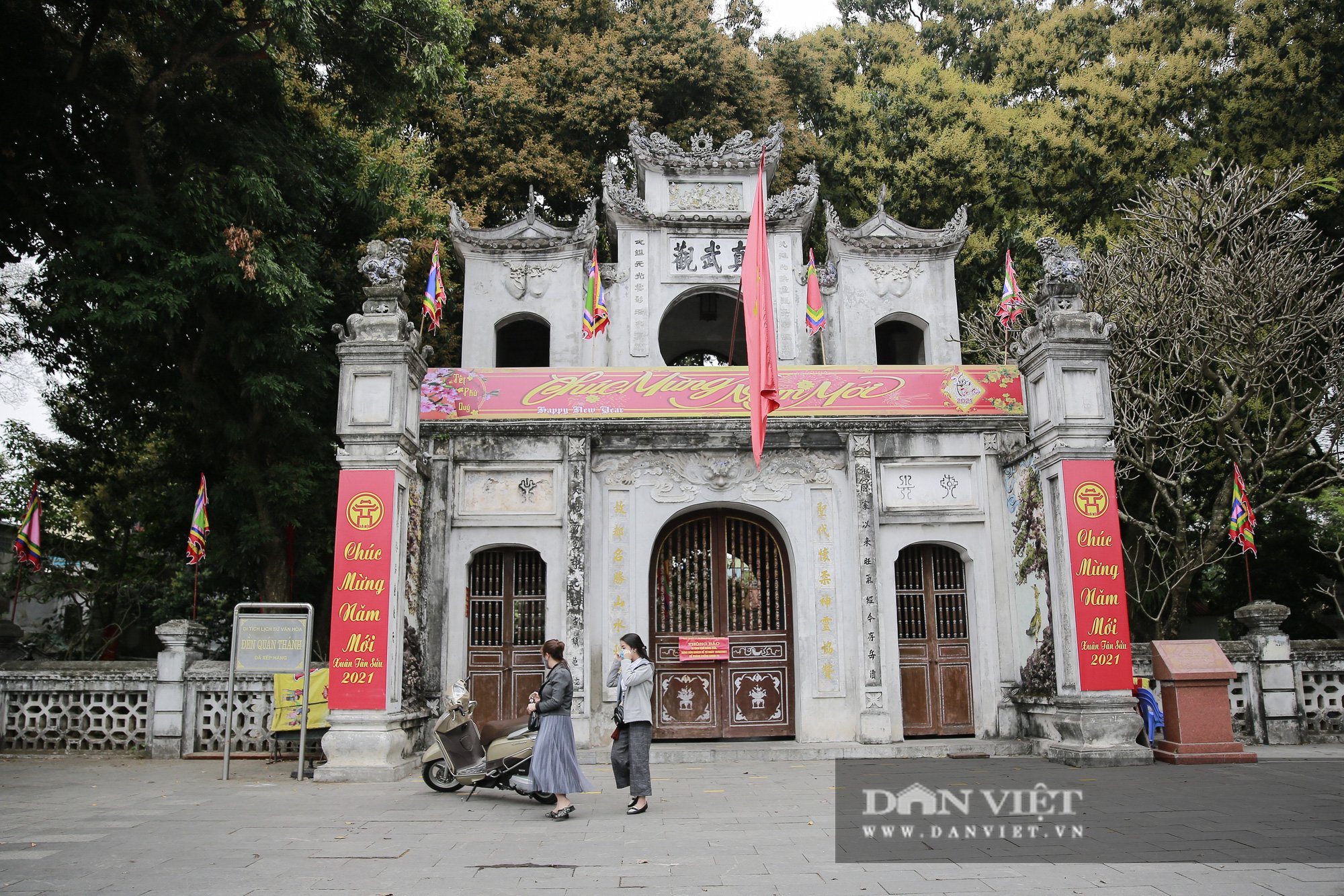 Công an gác cổng, người dân lập bàn vái vọng trước đền chùa ngày Rằm tháng Giêng - Ảnh 13.