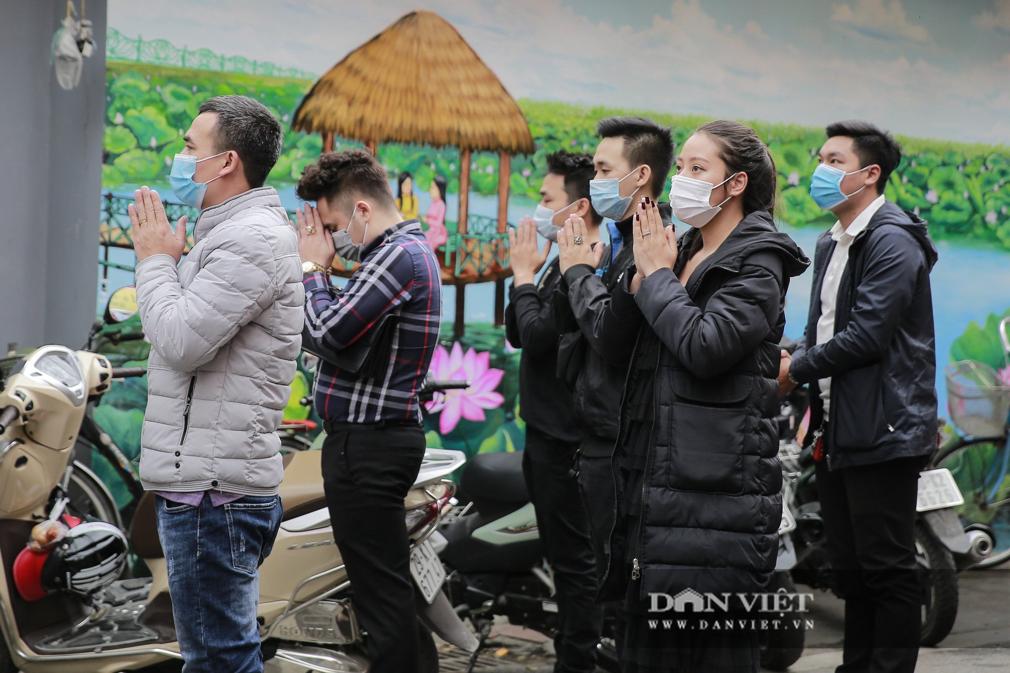 Công an gác cổng, người dân lập bàn vái vọng trước đền chùa ngày Rằm tháng Giêng - Ảnh 6.