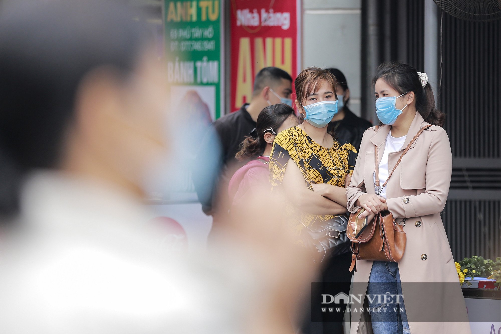 Công an gác cổng, người dân lập bàn vái vọng trước đền chùa ngày Rằm tháng Giêng - Ảnh 7.