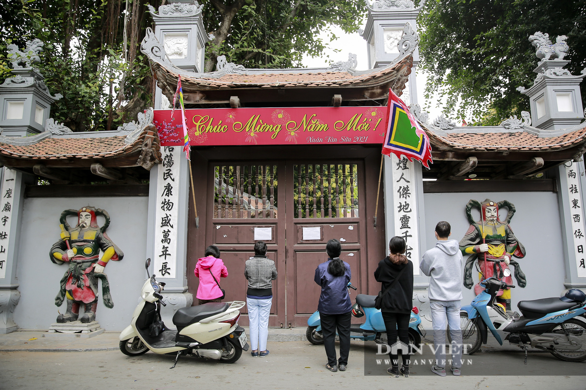 Công an gác cổng, người dân lập bàn vái vọng trước đền chùa ngày Rằm tháng Giêng - Ảnh 8.