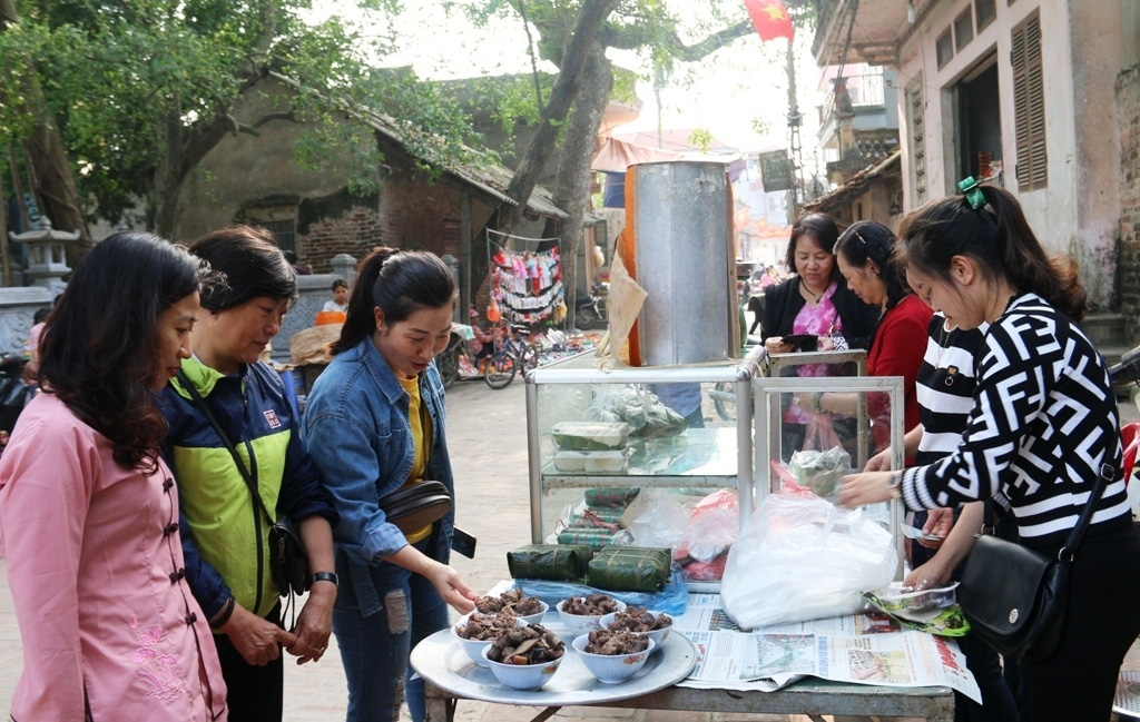 Tết Nguyên tiêu “có 1 không 2” tại ngôi làng đệ nhất giò chả - Ảnh 2.