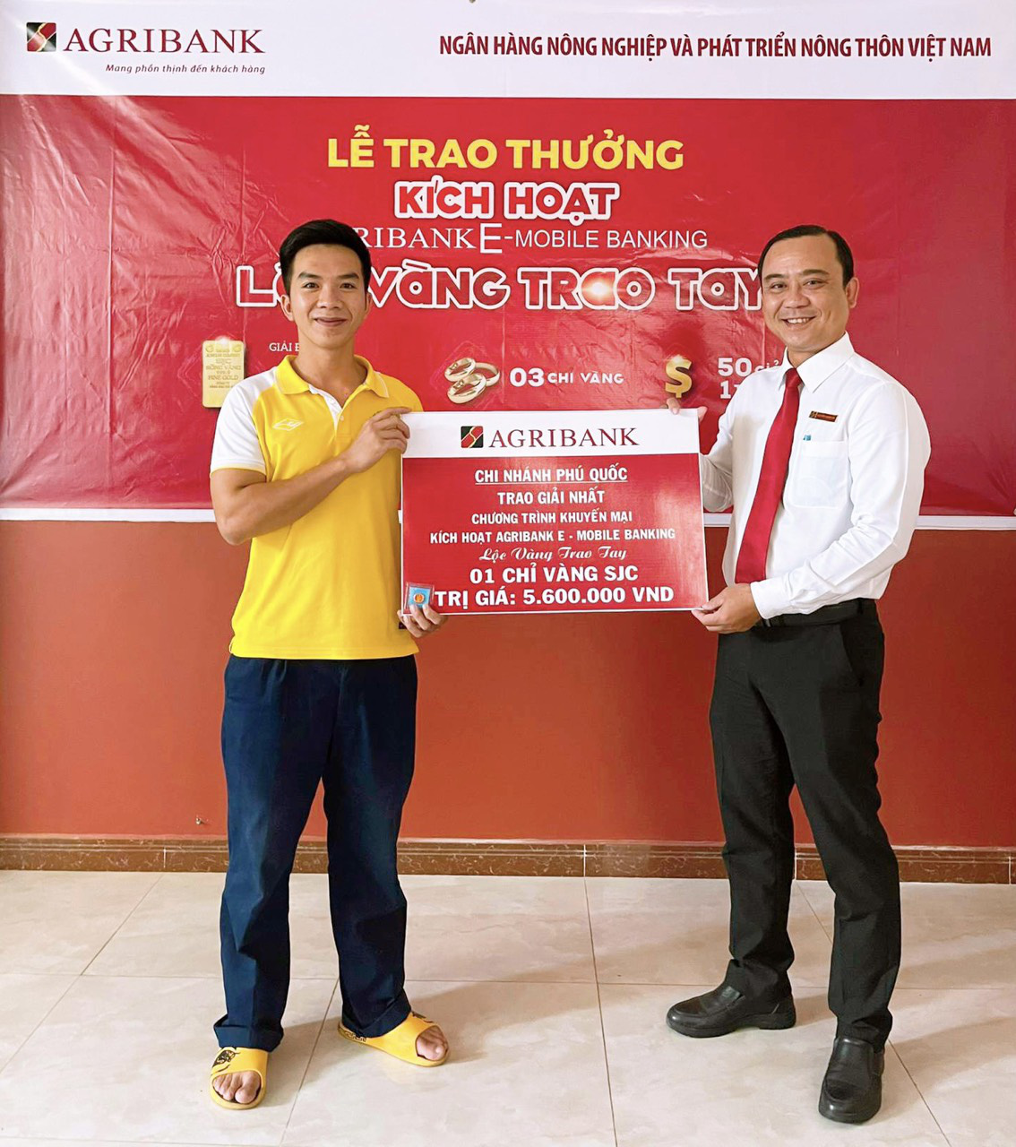 Khách hàng Phú Quốc trúng giải nhất chương trình &quot;Kích hoạt Agribank E-Mobile Banking – Lộc vàng trao tay&quot; - Ảnh 1.