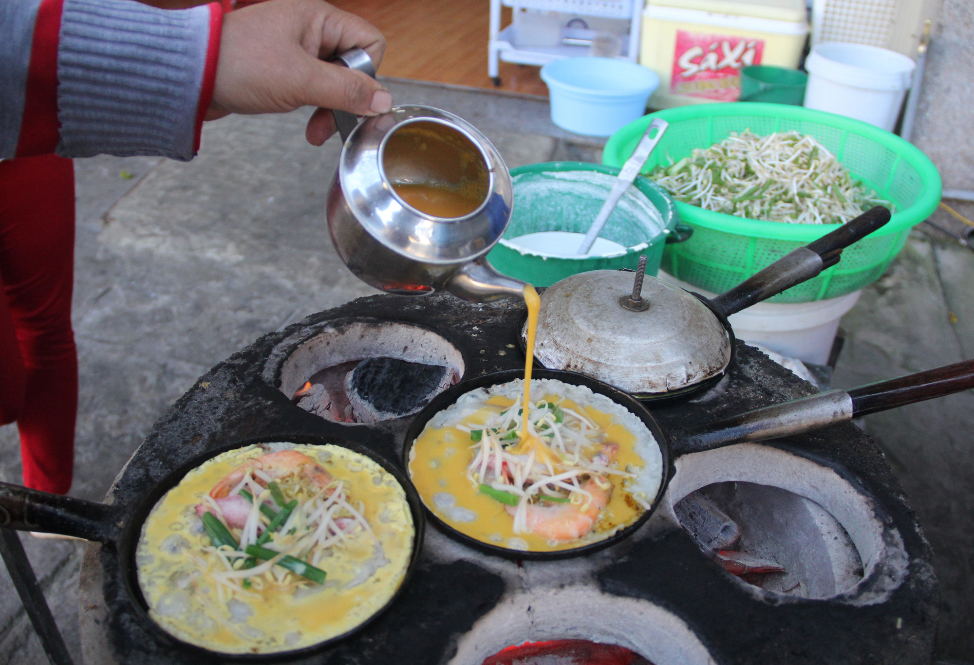Đến Phú Yên nếm thử món bánh xèo hải sản với tôm, mực &quot;độc, lạ&quot; - Ảnh 8.