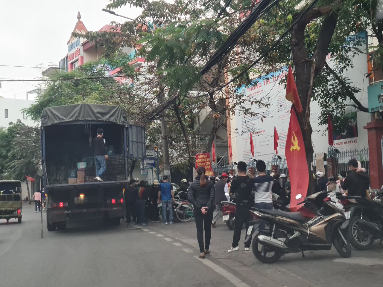 Hải Phòng: Xe tải biển Hải Dương vào bán nông sản người dân quây kín mua hàng - Ảnh 2.