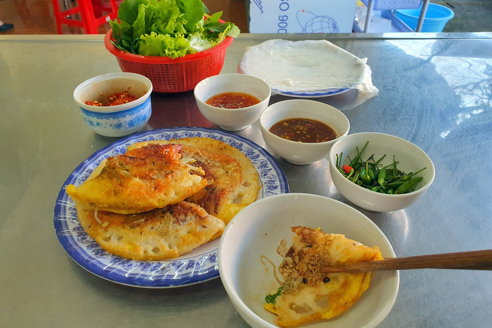 Đến Phú Yên nếm thử món bánh xèo hải sản với tôm, mực &quot;độc, lạ&quot; - Ảnh 13.