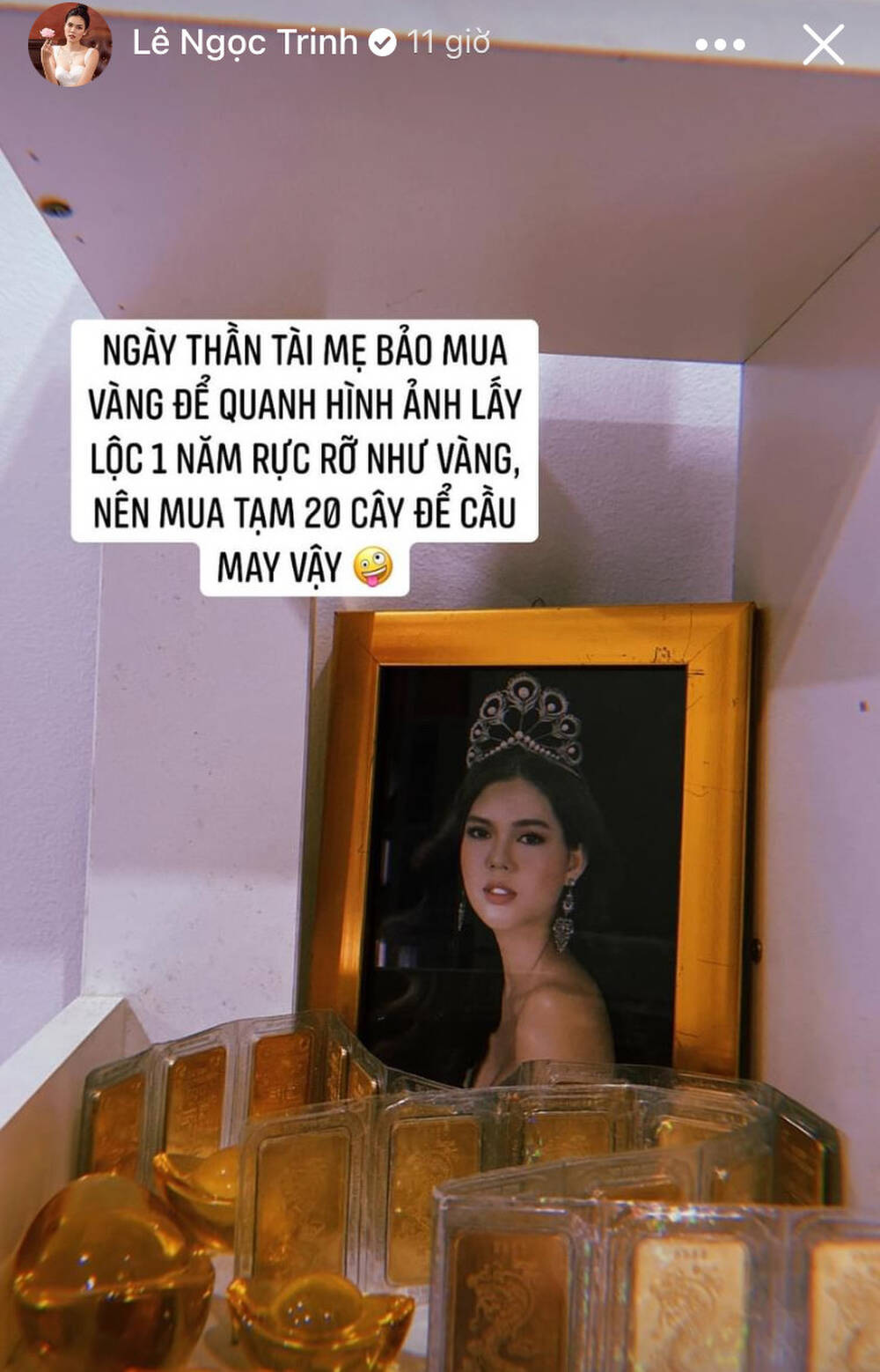 Sau khi mua 20 cây vàng cầu may, Ngọc Trinh &quot;khoe&quot; vòng 1 hững hờ - Ảnh 2.