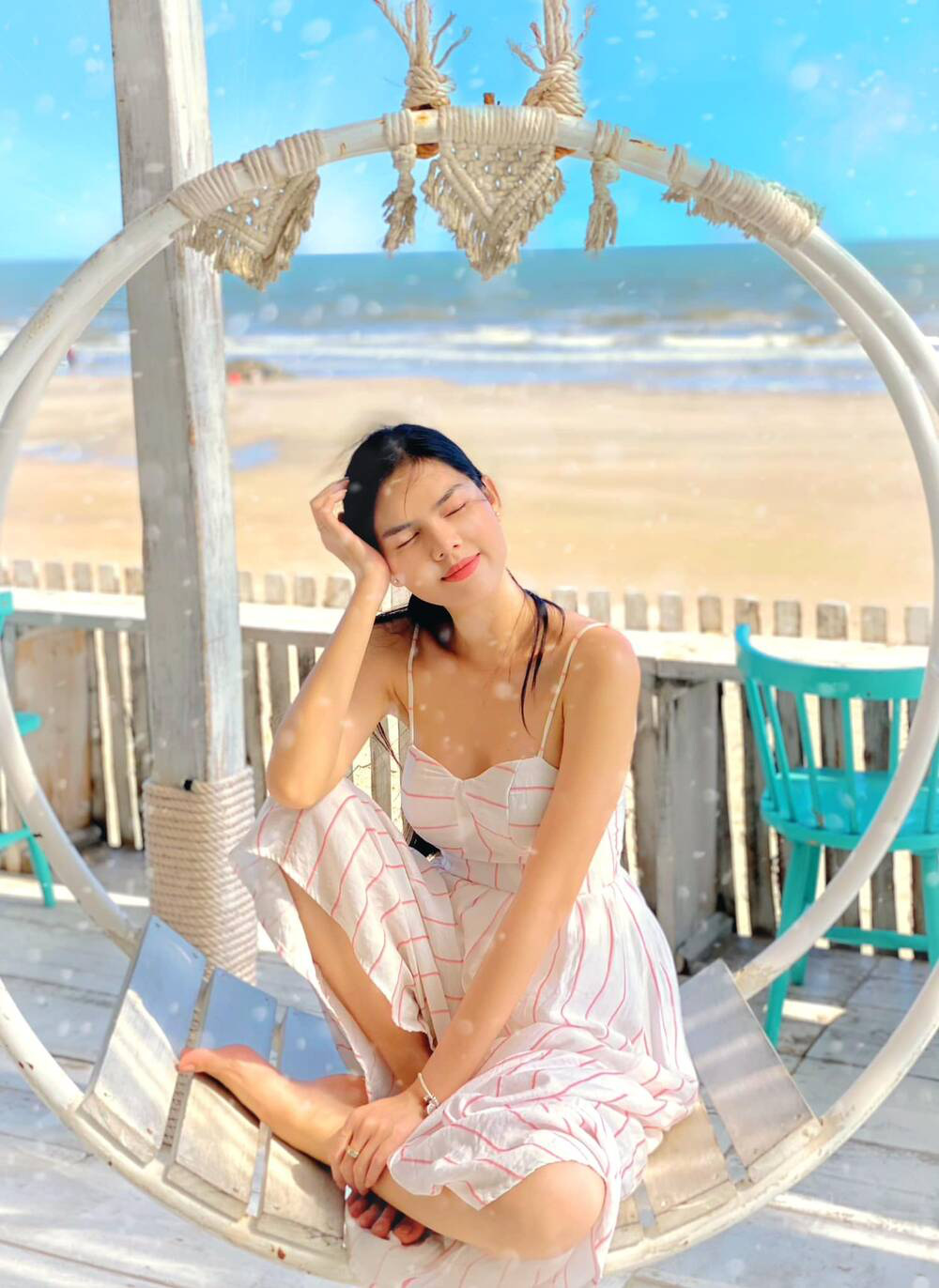 Sau khi mua 20 cây vàng cầu may, Ngọc Trinh &quot;khoe&quot; vòng 1 hững hờ - Ảnh 6.