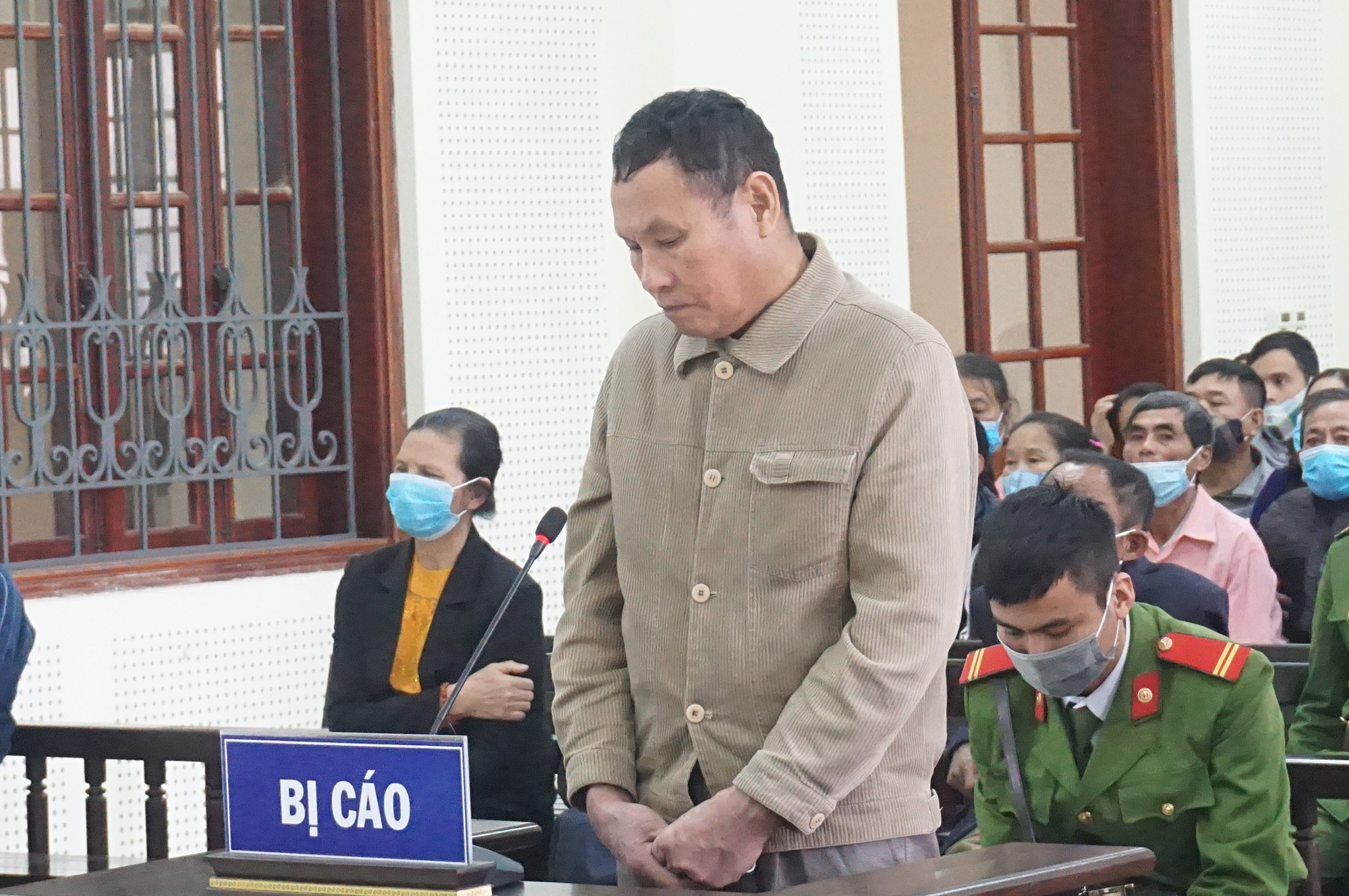 Bờ đất ngăn cách 2 nhà và nhát cuốc oan nghiệt - Ảnh 1.