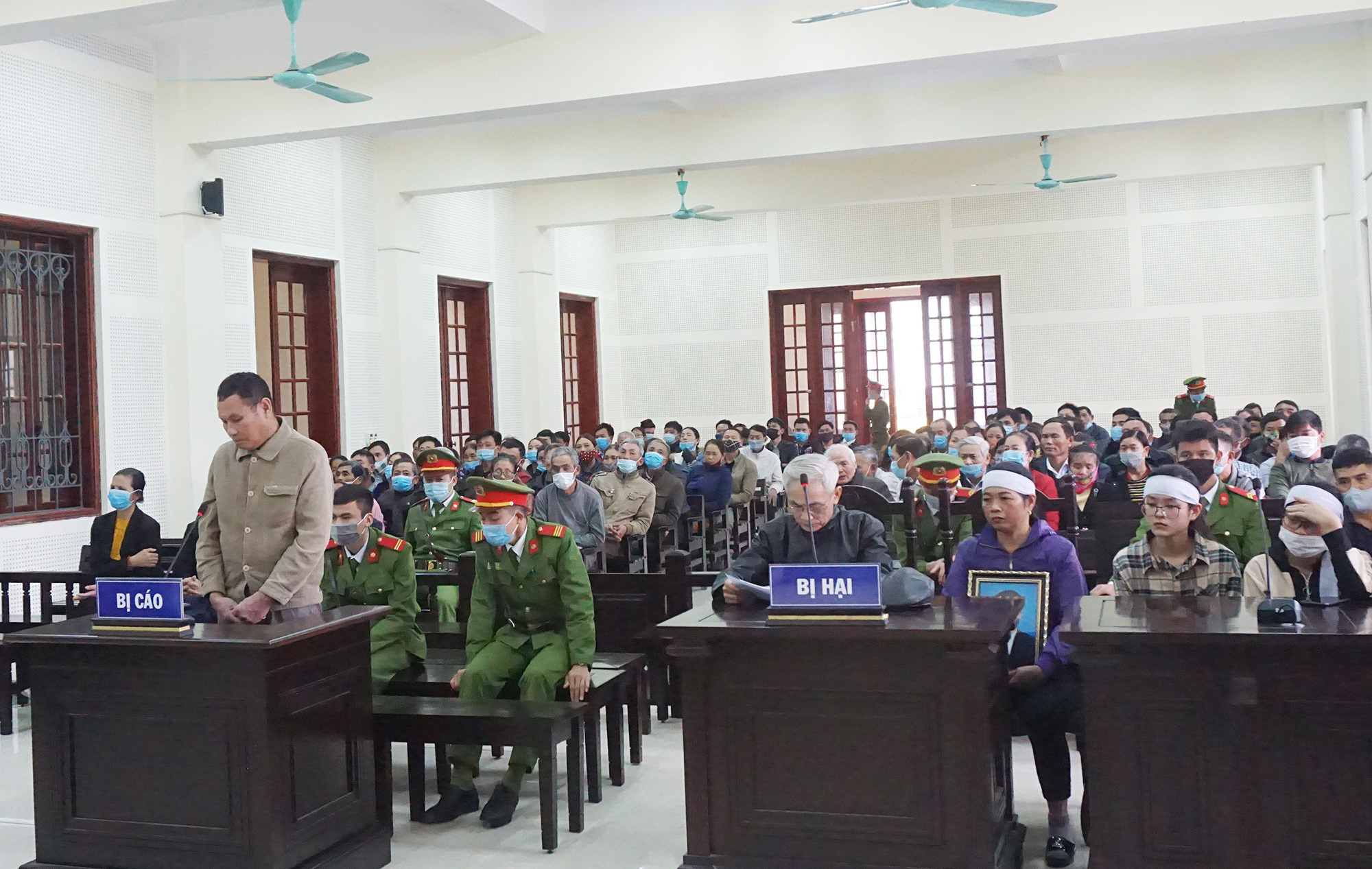 Bờ đất ngăn cách 2 nhà và nhát cuốc oan nghiệt - Ảnh 3.
