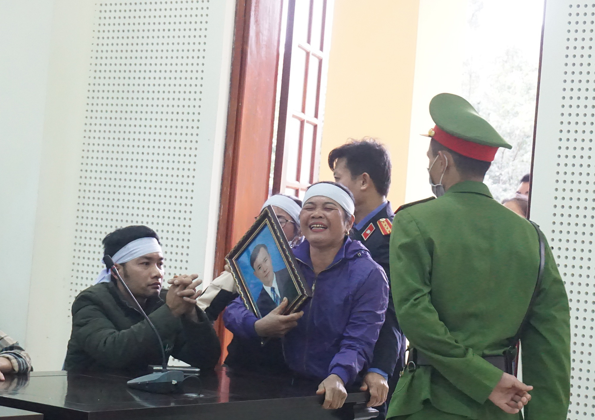 Bờ đất ngăn cách 2 nhà và nhát cuốc oan nghiệt - Ảnh 2.