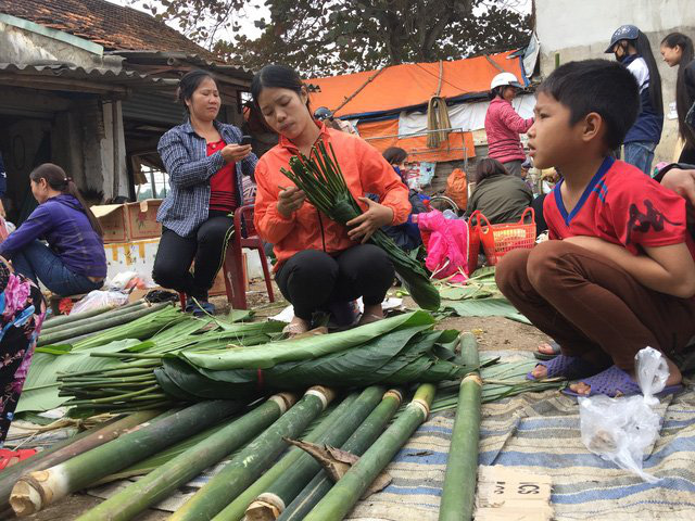 Tatnien/ Nao lòng nhớ chợ tết làng Bần - Ảnh 1.