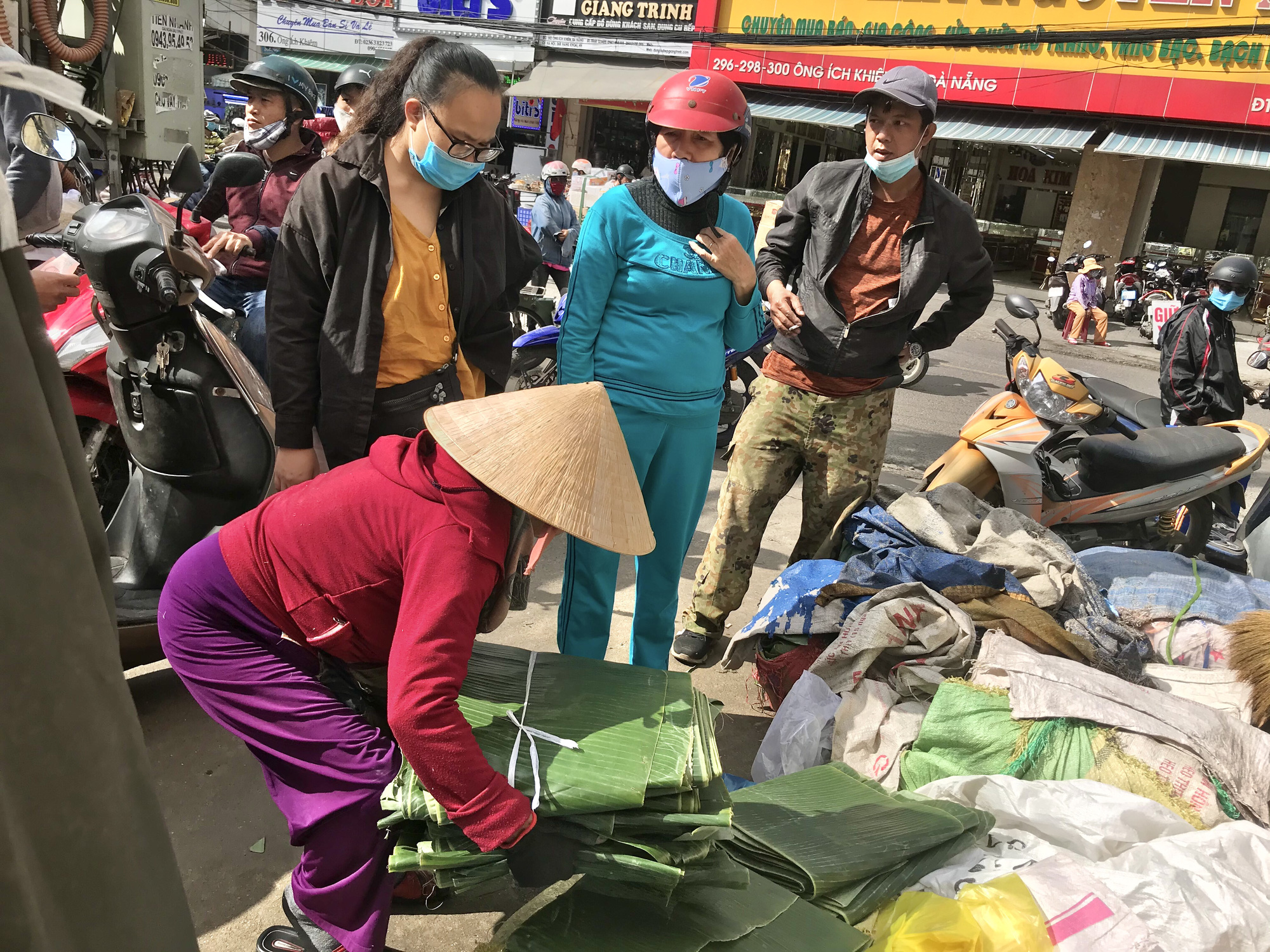 Đà Nẵng: Bán cả trăm ký lá mỗi ngày, người buôn kiếm tiền triệu dịp Tết - Ảnh 1.