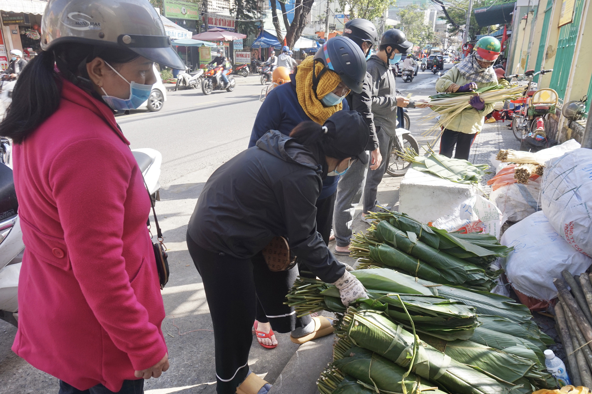 Đà Nẵng: Bán cả trăm ký lá mỗi ngày, người buôn kiếm tiền triệu dịp Tết - Ảnh 4.