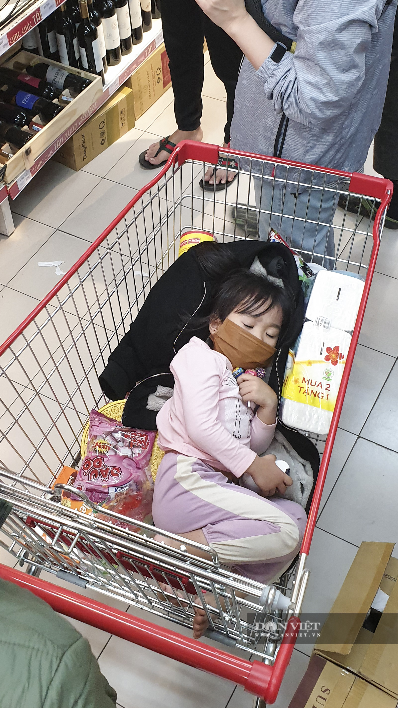 Bất chấp dịch Covid-19, siêu thị vẫn đông nghịt người mua sắm Tết  - Ảnh 10.