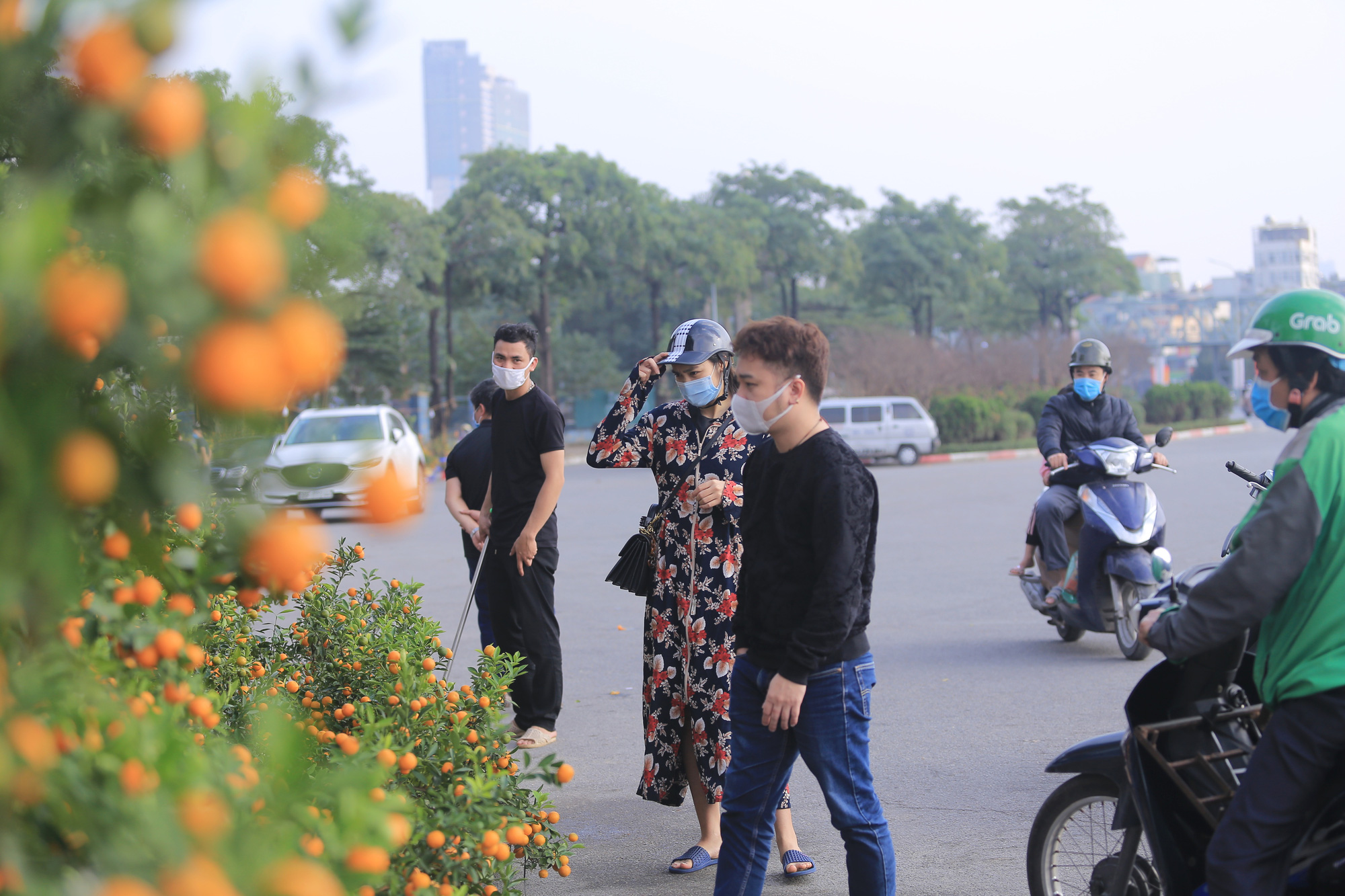 Quất, đào treo biển đồng giá, “sale sập sàn” ngày cận Tết vẫn vắng bóng người mua: &quot;Dịch Covid-19 nên kinh doanh ế ẩm lắm&quot; - Ảnh 1.