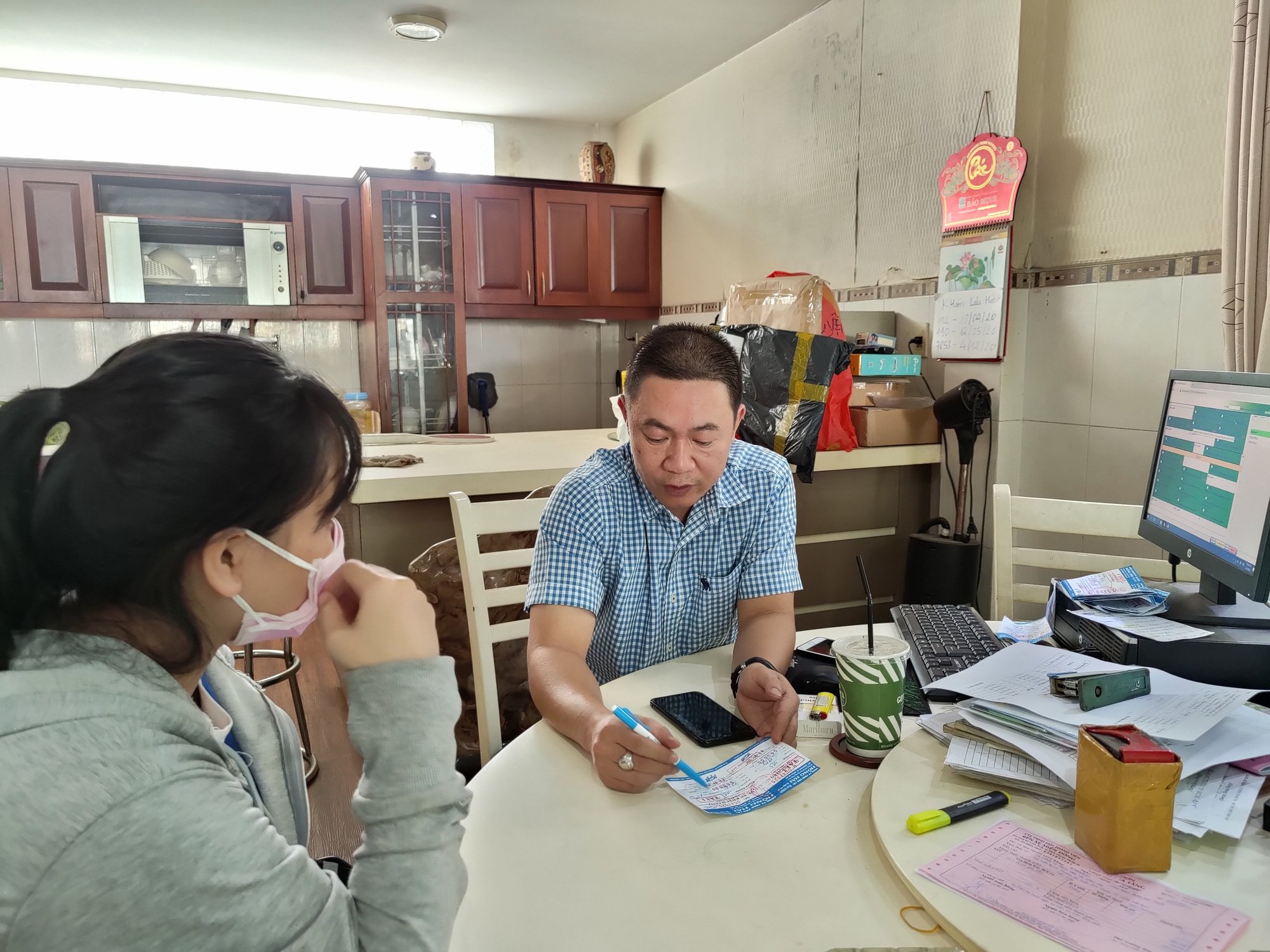 Gánh cả giỏ tiền trả cho khách hoàn vé - Ảnh 3.