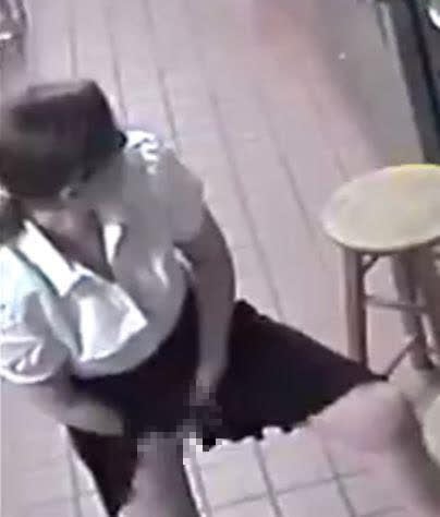Bị mắng thậm tệ, nữ bồi bàn nhét xúc xích vào chỗ kín rồi đem ra phục vụ cho khách - Ảnh 2.