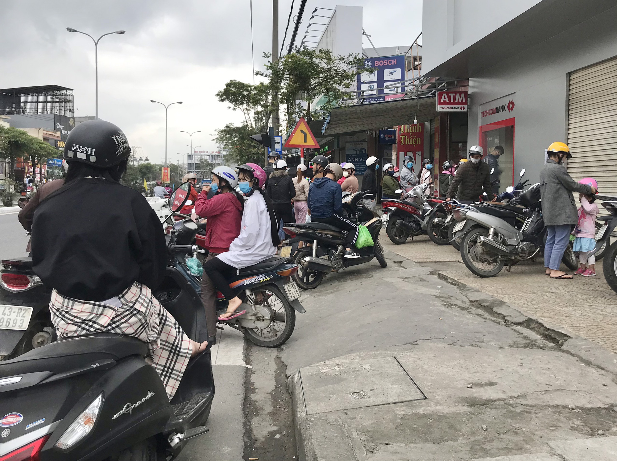 Đà Nẵng: Lại hát điệp khúc gần Tết ATM hết tiền - Ảnh 4. Đà Nẵng: Lại hát điệp khúc gần Tết ATM hết tiền - Ảnh 4.