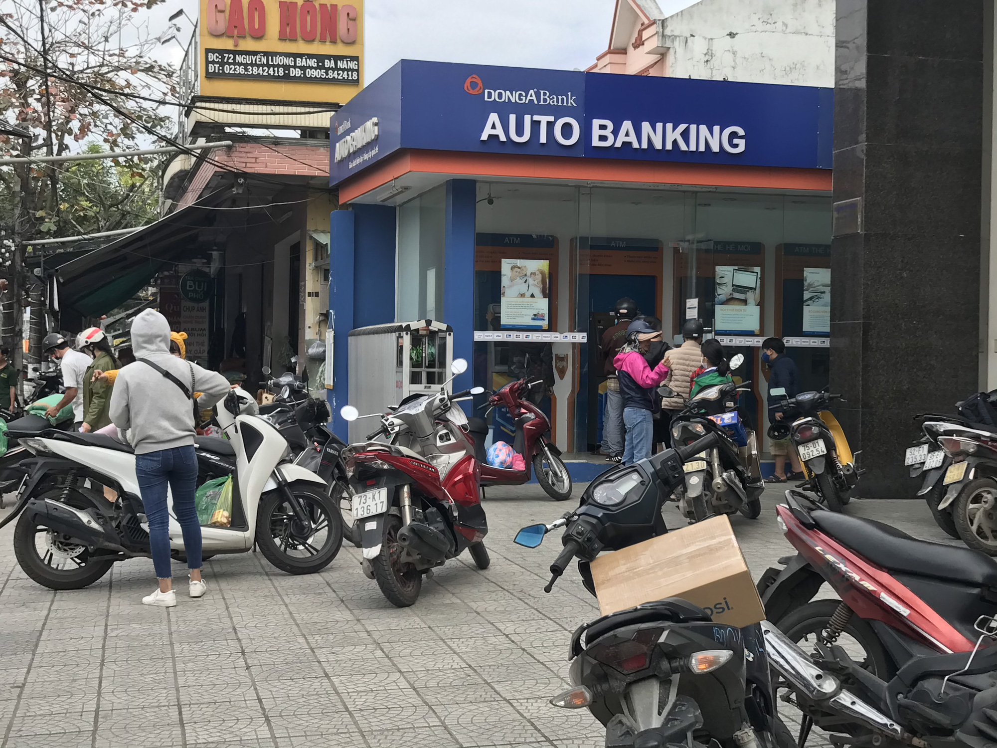 Đà Nẵng: Lại hát điệp khúc gần Tết ATM hết tiền - Ảnh 8. Đà Nẵng: Lại hát điệp khúc gần Tết ATM hết tiền - Ảnh 8.