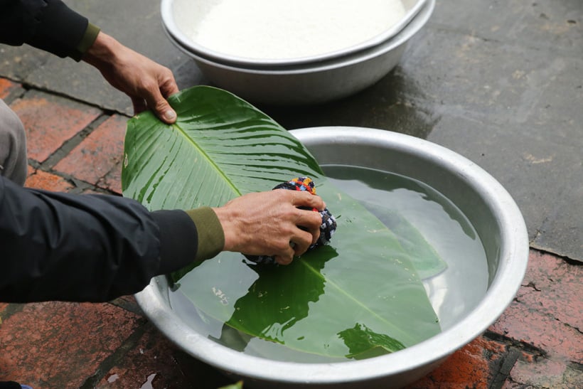 Cách chọn lá dong gói bánh chưng cho những nàng dâu mới - Ảnh 2.