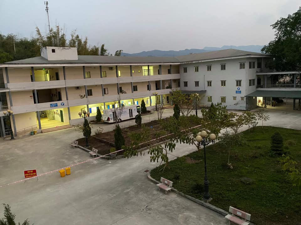 Kỷ lục mới về tốc độ lắp đặt Bệnh viện dã chiến ở Điện Biên - Ảnh 1.