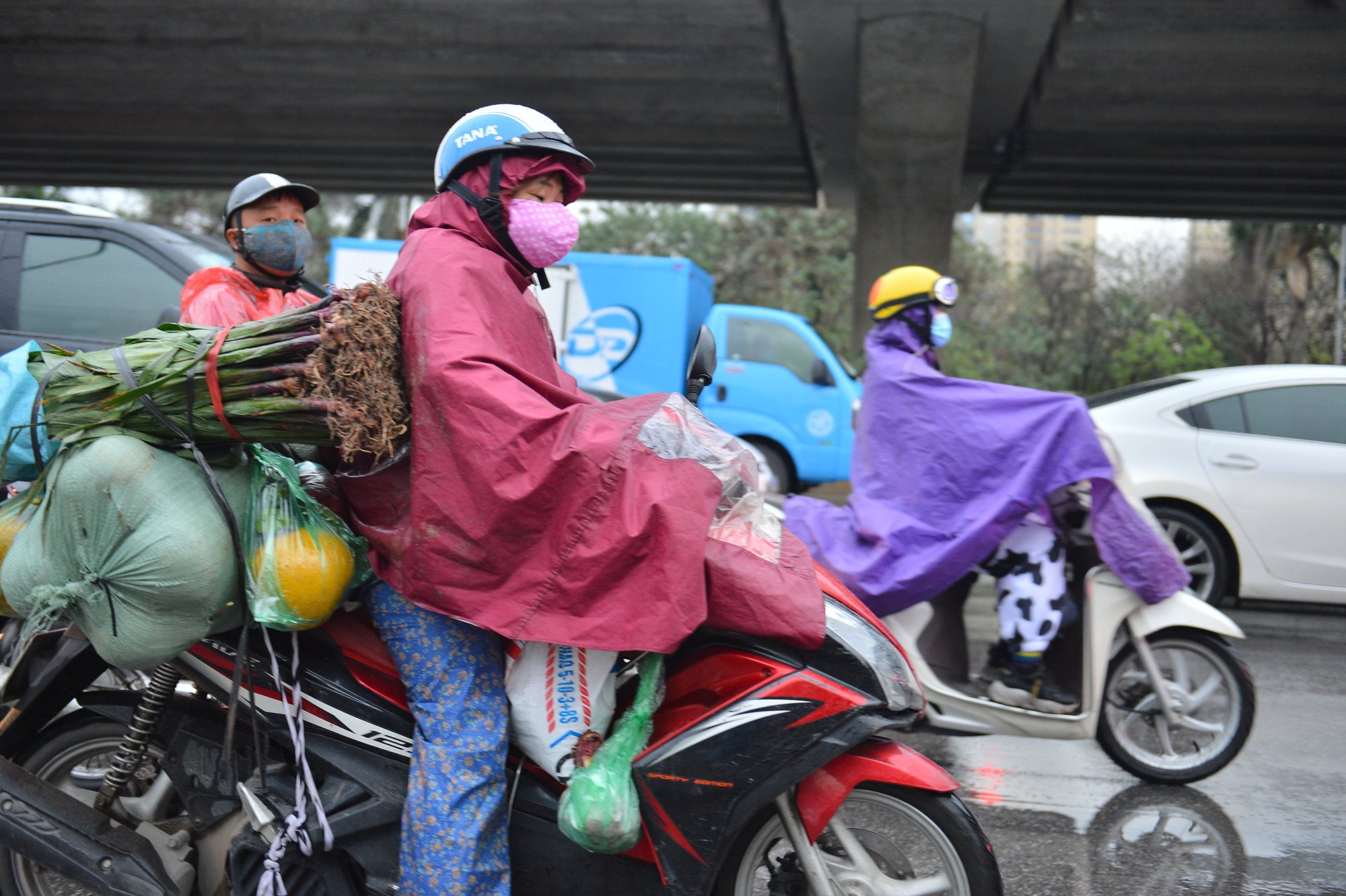 Người dân đội mưa về quê ăn Tết sau ngày làm việc cuối cùng của năm Canh Tý - Ảnh 5.