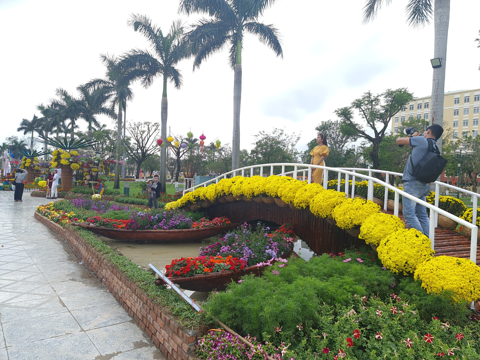 Quảng trường lớn nhất tỉnh Quảng Nam được trang trí bằng đồ nhà nông và hàng chục loại hoa sắc sảo - Ảnh 12. Quảng trường lớn nhất tỉnh Quảng Nam được trang trí bằng đồ nhà nông và hàng chục loại hoa sắc sảo - Ảnh 12.