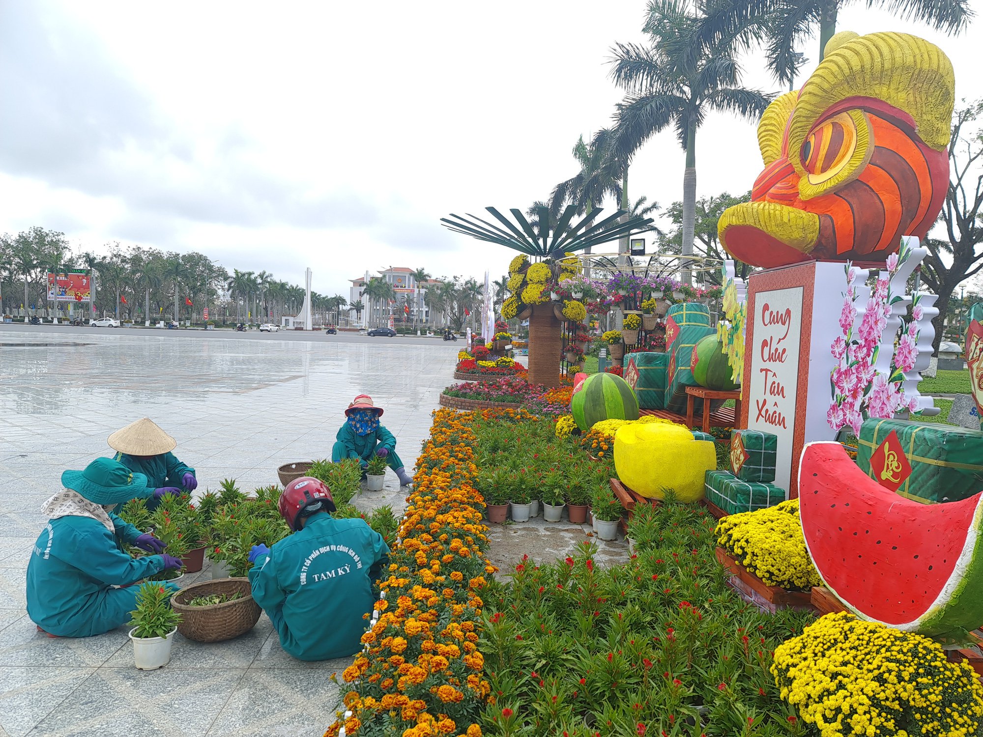 Quảng trường lớn nhất tỉnh Quảng Nam được trang trí bằng đồ nhà nông và hàng chục loại hoa sắc sảo - Ảnh 5. Quảng trường lớn nhất tỉnh Quảng Nam được trang trí bằng đồ nhà nông và hàng chục loại hoa sắc sảo - Ảnh 5.