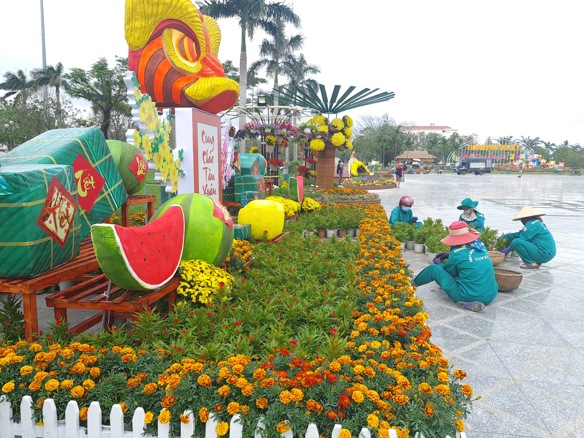 Quảng trường lớn nhất tỉnh Quảng Nam được trang trí bằng đồ nhà nông và hàng chục loại hoa sắc sảo - Ảnh 11. Quảng trường lớn nhất tỉnh Quảng Nam được trang trí bằng đồ nhà nông và hàng chục loại hoa sắc sảo - Ảnh 11.