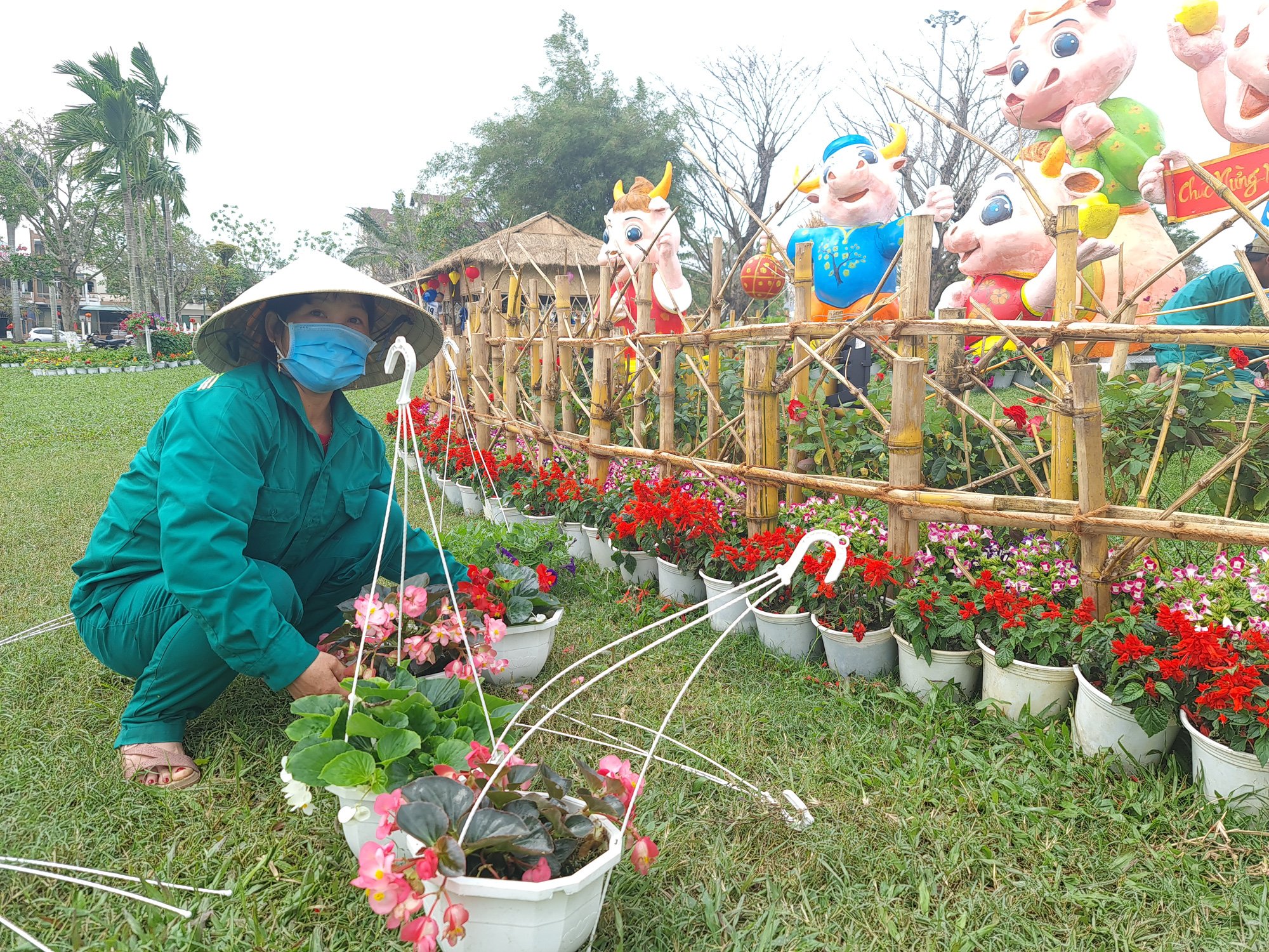 Quảng trường lớn nhất tỉnh Quảng Nam được trang trí bằng đồ nhà nông và hàng chục loại hoa sắc sảo - Ảnh 6. Quảng trường lớn nhất tỉnh Quảng Nam được trang trí bằng đồ nhà nông và hàng chục loại hoa sắc sảo - Ảnh 6.