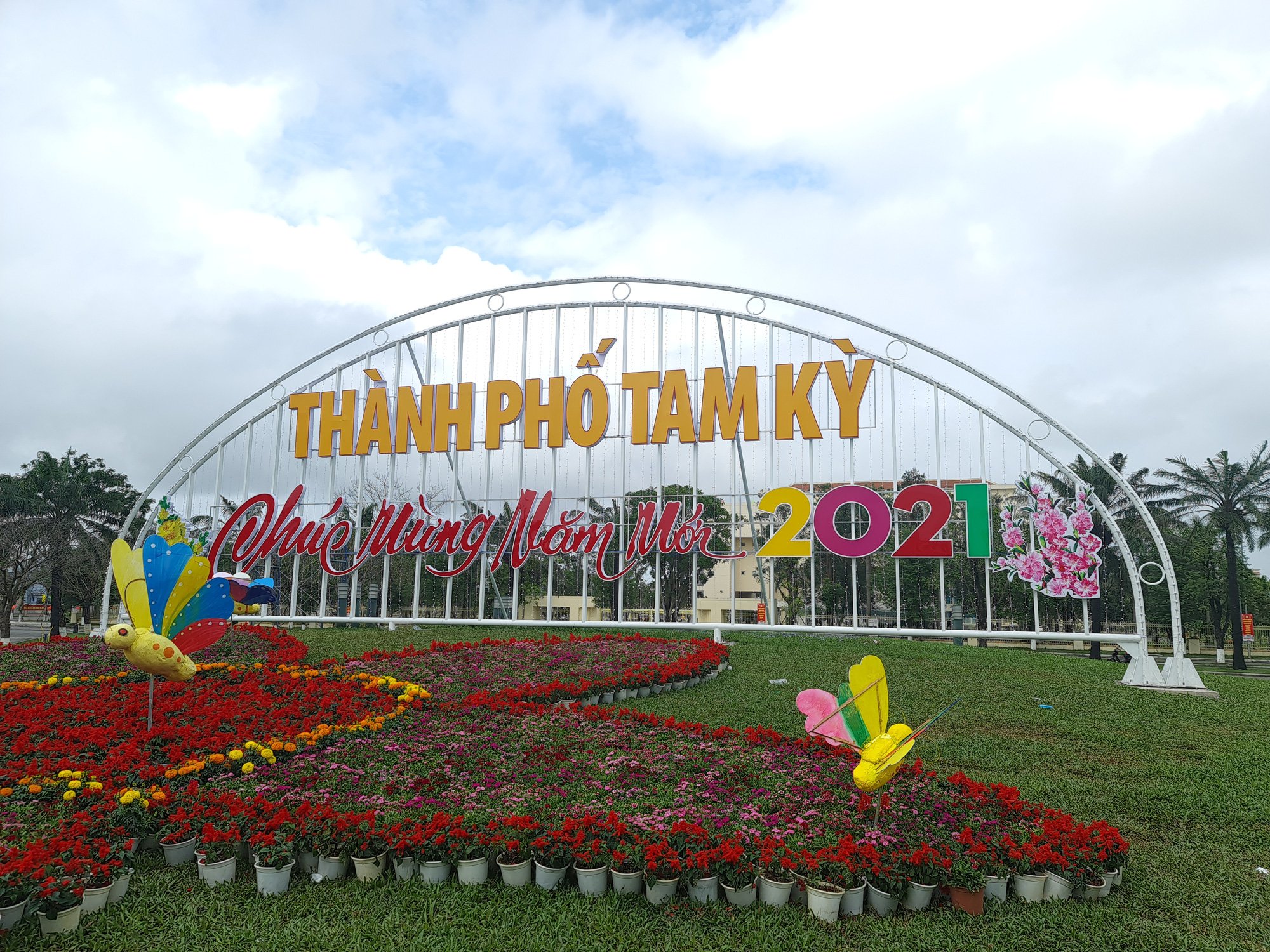 Quảng trường lớn nhất tỉnh Quảng Nam được trang trí bằng đồ nhà nông và hàng chục loại hoa sắc sảo - Ảnh 1. Quảng trường lớn nhất tỉnh Quảng Nam được trang trí bằng đồ nhà nông và hàng chục loại hoa sắc sảo - Ảnh 1.