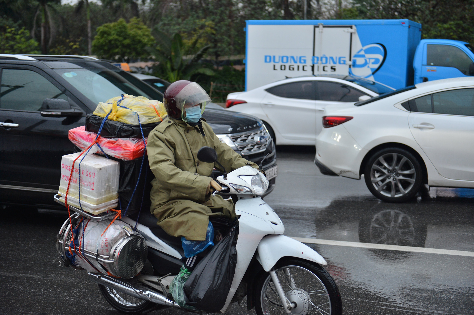 Người dân đội mưa về quê ăn Tết sau ngày làm việc cuối cùng của năm Canh Tý - Ảnh 3.