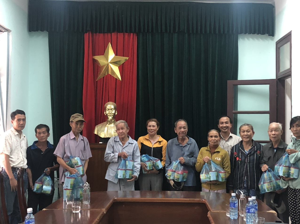 Quảng Nam: Tam Kỳ trao hàng trăm suất quà đến với người nghèo, gia đình chính sách - Ảnh 1. Quảng Nam: Tam Kỳ trao hàng trăm suất quà đến với người nghèo, gia đình chính sách - Ảnh 1.