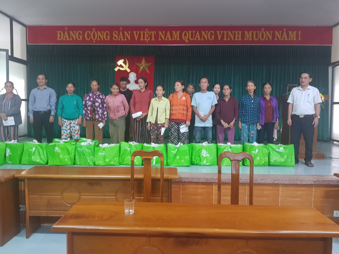 Quảng Nam: Tam Kỳ trao hàng trăm suất quà đến với người nghèo, gia đình chính sách - Ảnh 2. Quảng Nam: Tam Kỳ trao hàng trăm suất quà đến với người nghèo, gia đình chính sách - Ảnh 2.