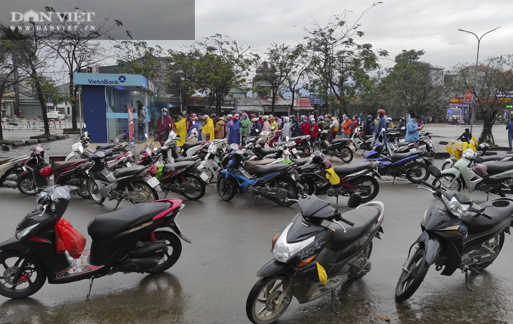 Công nhân đội mưa, xếp hàng dài rút tiền ở cây ATM ngày cận Tết Nguyên đán 2021 - Ảnh 3.