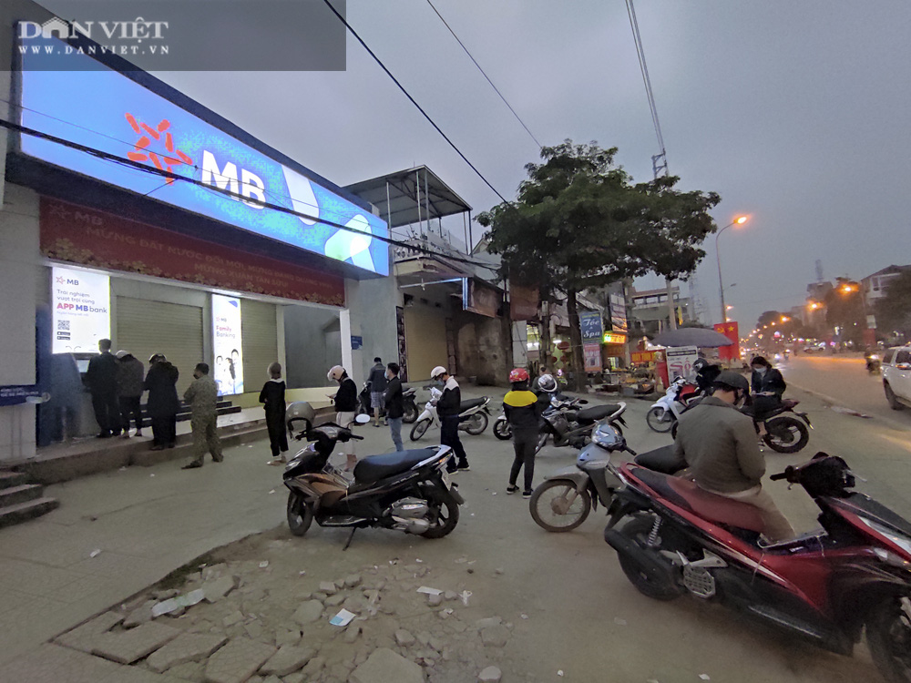 Công nhân đội mưa, xếp hàng dài rút tiền ở cây ATM ngày cận Tết Nguyên đán 2021 - Ảnh 12.