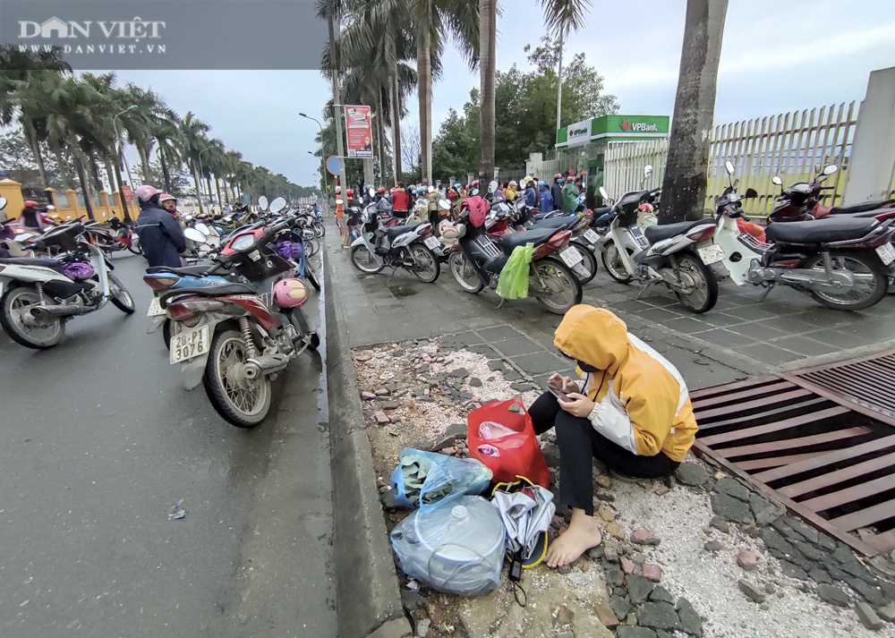 Công nhân đội mưa, xếp hàng dài rút tiền ở cây ATM ngày cận Tết Nguyên đán 2021 - Ảnh 8.