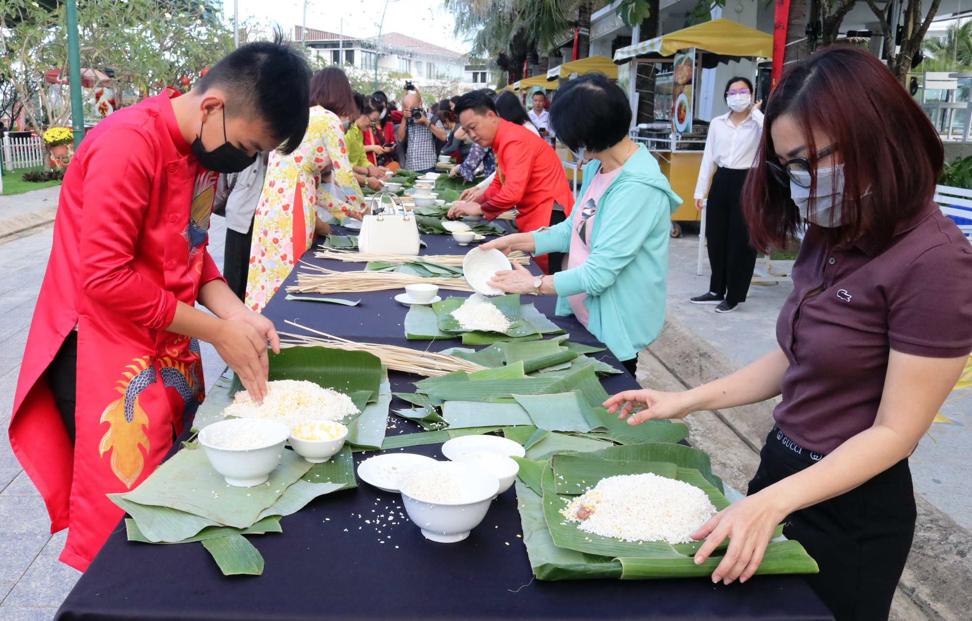 Đến Champa Island Nha Trang: Trải nghiệm &quot;Nấu bánh tét -trở về Tết xưa&quot; - Ảnh 1.