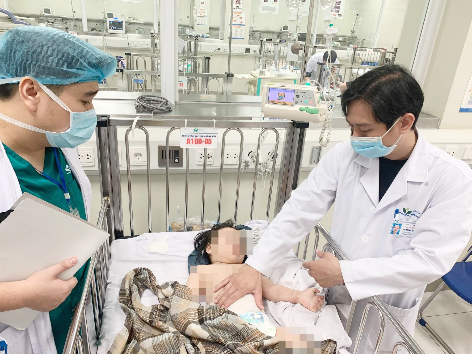 Bàng hoàng giây phút bé gái 3 tuổi rơi từ tầng 13 chung cư được &quot;người hùng&quot; xả thân cứu thoát chết thần kỳ - Ảnh 1.