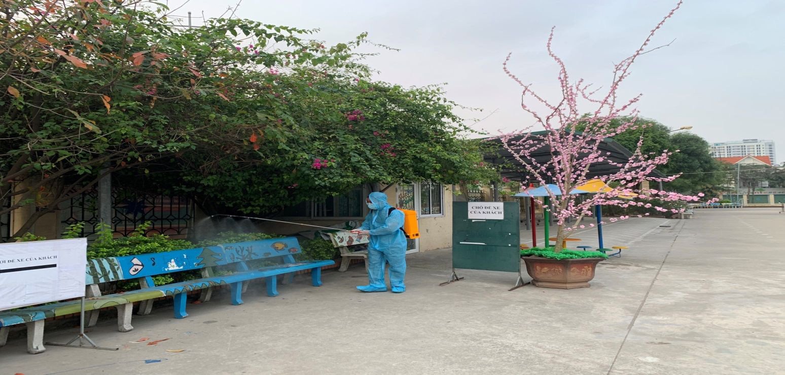 Trường học Hà Nội thần tốc tổng vệ sinh, phun khử trùng trước ngày đón 2 triệu học sinh - Ảnh 7.