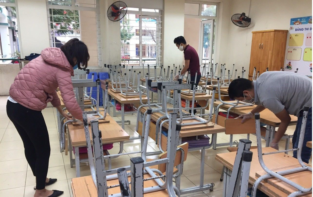 Trường học Hà Nội thần tốc tổng vệ sinh, phun khử trùng trước ngày đón 2 triệu học sinh - Ảnh 6.
