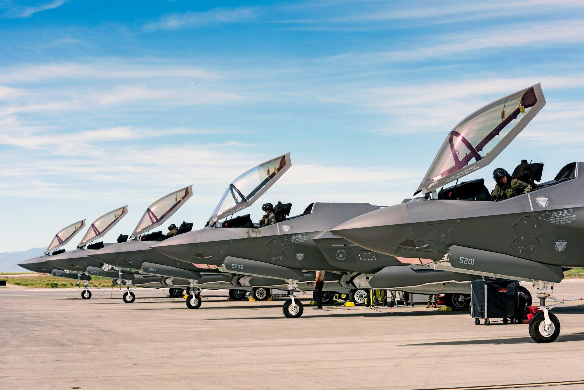 Vì sao Mỹ vẫn phải mua thêm chiến đấu cơ thế hệ 4, 5 khi đã có F-22 và F-35? - Ảnh 8.