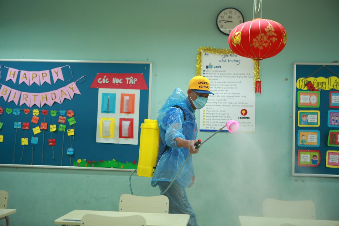 Trường học Hà Nội thần tốc tổng vệ sinh, phun khử trùng trước ngày đón 2 triệu học sinh - Ảnh 1.