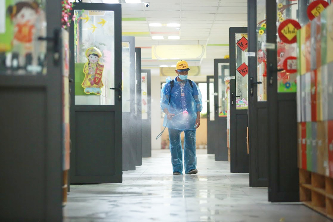 Trường học Hà Nội thần tốc tổng vệ sinh, phun khử trùng trước ngày đón 2 triệu học sinh - Ảnh 2.