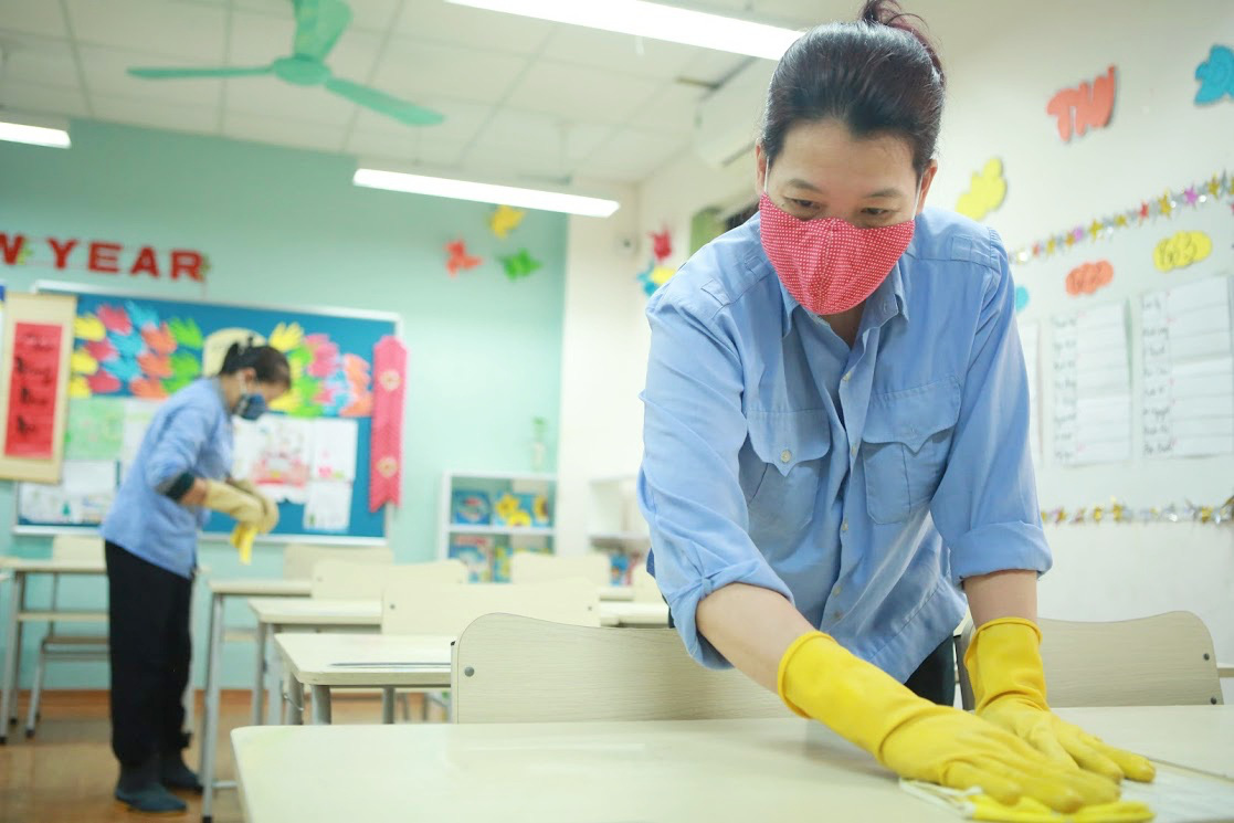Trường học Hà Nội thần tốc tổng vệ sinh, phun khử trùng trước ngày đón 2 triệu học sinh - Ảnh 3.