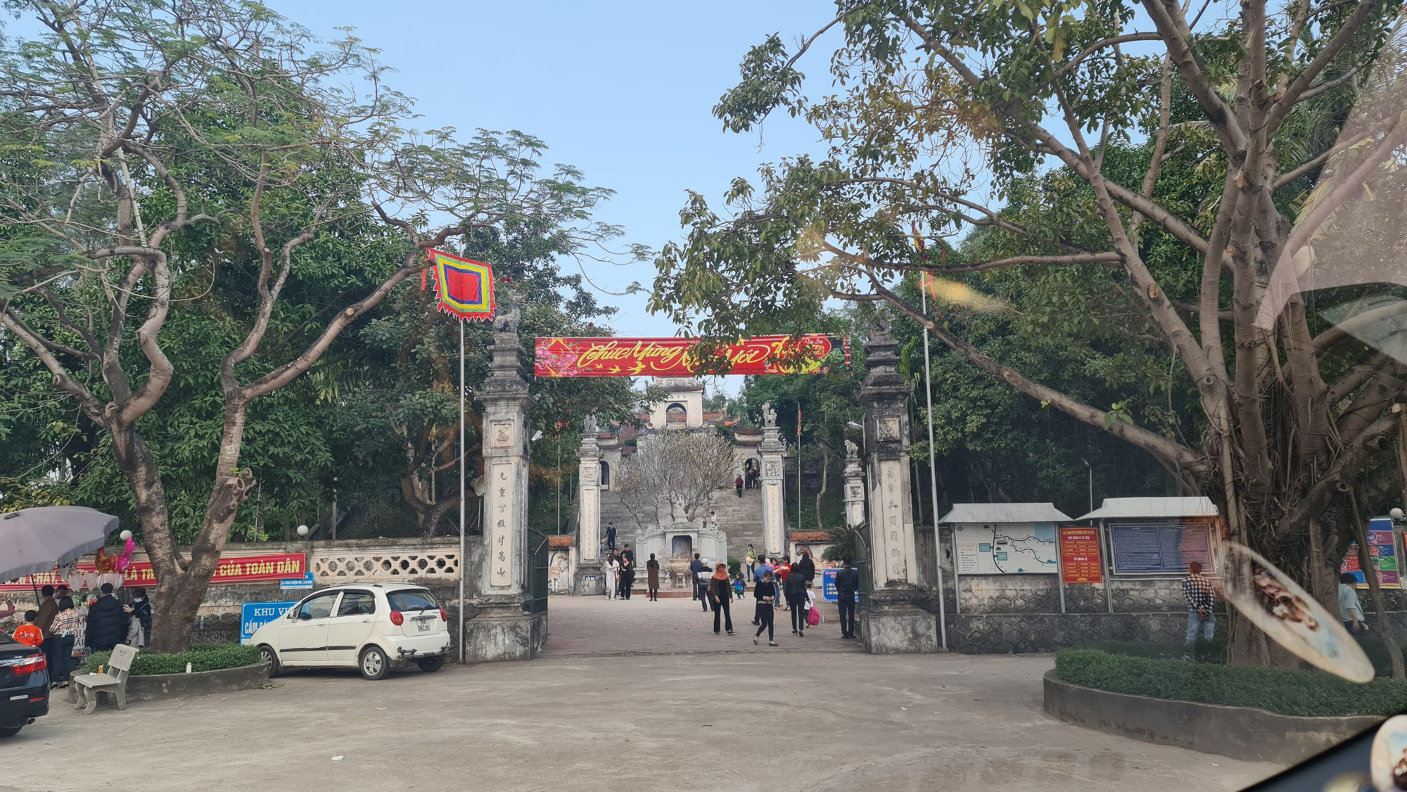 Clip vụ người phụ nữ &quot;thoát y&quot; trước đền Cuông: Công an chỉ đạo xử lý nghiêm - Ảnh 3.