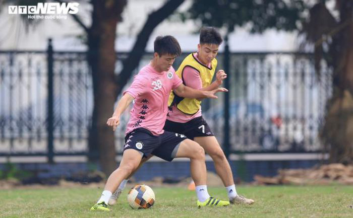 Duy Mạnh nỗ lực tập luyện để sớm tìm lại phong độ tốt nhất của mình sau quãng thời gian dài nghỉ thi đấu vì chấn thương.
