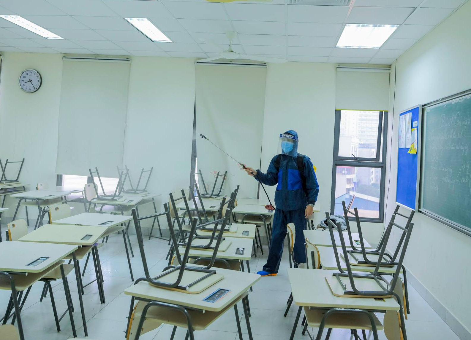Trường học Hà Nội thần tốc tổng vệ sinh, phun khử trùng trước ngày đón 2 triệu học sinh - Ảnh 5.