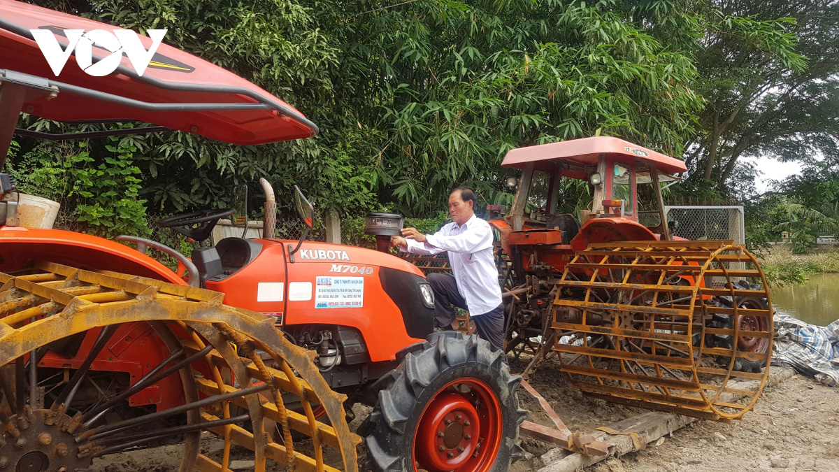 Lão nông ở Long An làm giàu từ cây lúa trên đất phèn - Ảnh 2. Lão nông ở Long An làm giàu từ cây lúa trên đất phèn - Ảnh 2.